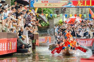 Cùng tiền đạo: Có thể ở đại tái đấu với Mạn Thành cơ hội cũng không nhiều lắm, nhất định sẽ hảo hảo quý trọng